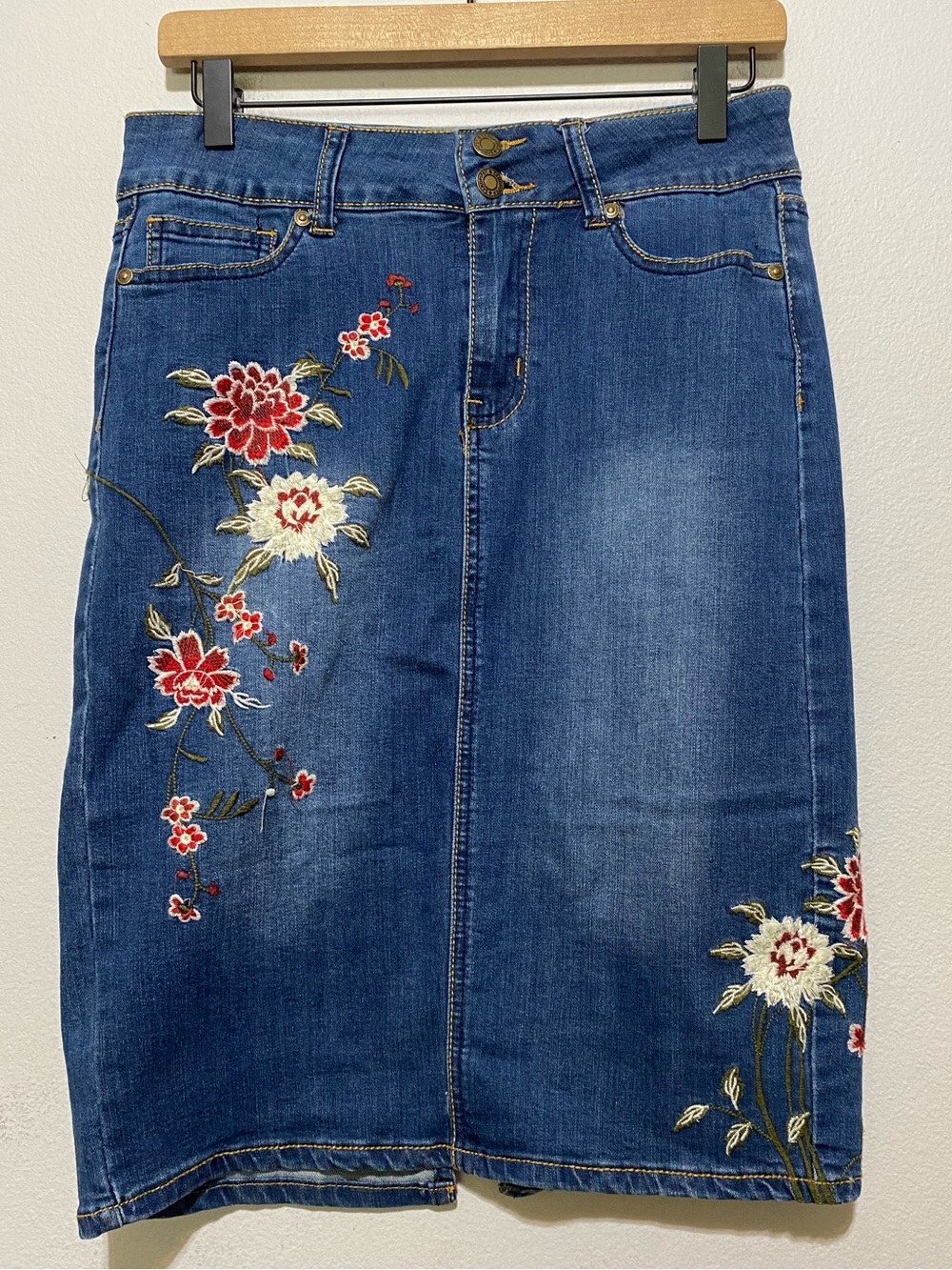 Sandpiper Womens Size 6 Floral Embroidered Denim Pencil Skirt Boho 29” Waist